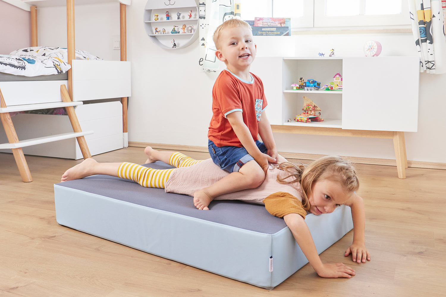 Huepfmatratze,Huepfpolster,Trampolin,Turnmatte,Gymnastikmatte,Turnen,Kinder Trampolin, Matratze,Kinderzimmer,Sportmatratze, Turnmatratze,Rückenpolster,Rückenlehne,Sitzkissen,Kinderkissen,Spielkissen,Spielsofa,